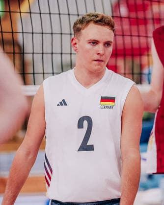 GER, Volleyball, EM-Generalprobe, Testspiel, Deutschland vs. Niederlande, 04.09.26 Erwärmung im Fokus Leonard Graven (2, Deutschland) Foto: HMB Media Etienne Schlick Copyright: HMBxMedia EtiennexSchlick