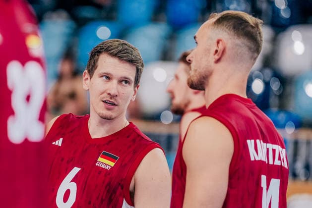 GER, Volleyball, EM-Generalprobe, Testspiel, Deutschland vs. Niederlande, 04.09.26 Erwärmung im Fokus Johannes Tille (6, Deutschland) Foto: HMB Media Etienne Schlick Copyright: HMBxMedia EtiennexSchlick