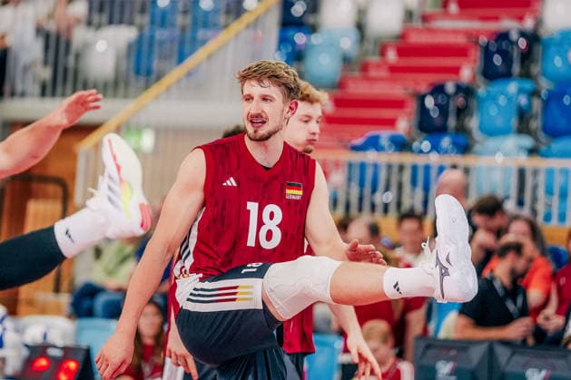 GER, Volleyball, EM-Generalprobe, Testspiel, Deutschland vs. Niederlande, 04.09.26 Erwärmung im Fokus Florian Krage-Brewitz (18, Deutschland) Foto: HMB Media Etienne Schlick Copyright: HMBxMedia EtiennexSchlick