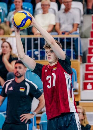 GER, Volleyball, EM-Generalprobe, Testspiel, Deutschland vs. Niederlande, 04.09.26 Erwärmung im Fokus Theo Mohwinkel (32, Deutschland) Foto: HMB Media Etienne Schlick Copyright: HMBxMedia EtiennexSchlick