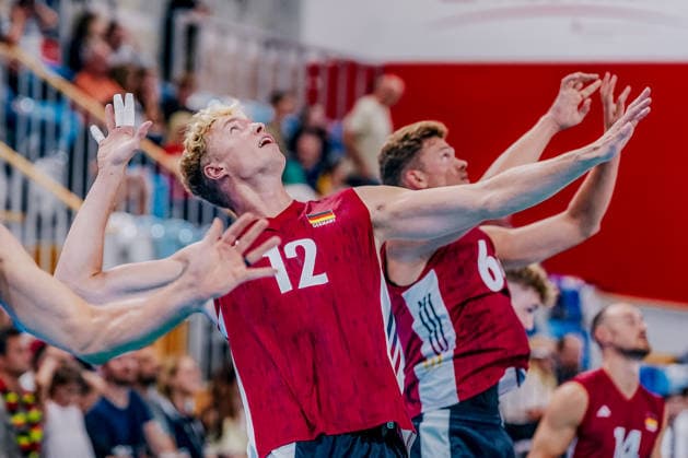 GER, Volleyball, EM-Generalprobe, Testspiel, Deutschland vs. Niederlande, 04.09.26 Erwärmung im Fokus Anton Brehme (12, Deutschland) Foto: HMB Media Etienne Schlick Copyright: HMBxMedia EtiennexSchlick
