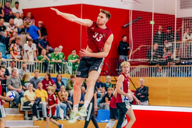 GER, Volleyball, EM-Generalprobe, Testspiel, Deutschland vs. Niederlande, 04.09.26 Erwärmung im Fokus Simon Torwie (33, Deutschland) Foto: HMB Media Etienne Schlick Copyright: HMBxMedia EtiennexSchlick