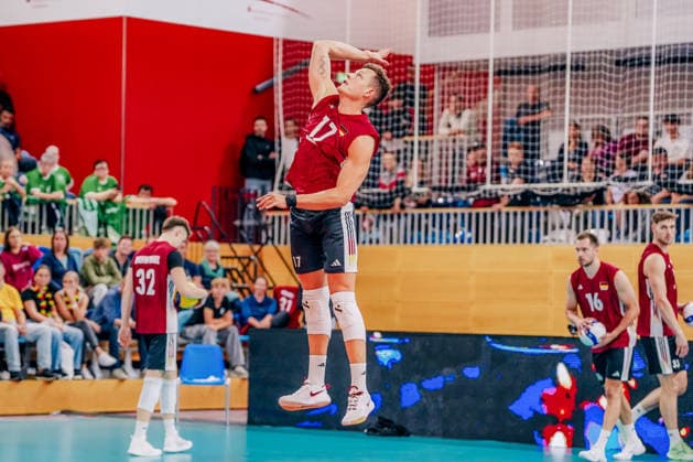 GER, Volleyball, EM-Generalprobe, Testspiel, Deutschland vs. Niederlande, 04.09.26 Erwärmung im Fokus Jan Zimmermann (17, Deutschland) Foto: HMB Media Etienne Schlick Copyright: HMBxMedia EtiennexSchlick