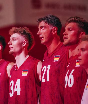 GER, Volleyball, EM-Generalprobe, Testspiel, Deutschland vs. Niederlande, 04.09.26 Nationalhymne im Fokus Tobias Krick (21, Deutschland) Foto: HMB Media Etienne Schlick Copyright: HMBxMedia EtiennexSchlick