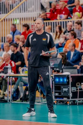 GER, Volleyball, EM-Generalprobe, Testspiel, Deutschland vs. Niederlande, 04.09.26 Spielrand Massimo Botti (C, Deutschland) Foto: HMB Media Etienne Schlick Copyright: HMBxMedia EtiennexSchlick