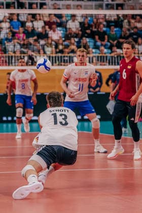 GER, Volleyball, EM-Generalprobe, Testspiel, Deutschland vs. Niederlande, 04.09.26 Bei der Annahme Ruben Schott (13, Deutschland) Foto: HMB Media Etienne Schlick Copyright: HMBxMedia EtiennexSchlick