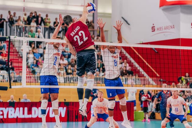 GER, Volleyball, EM-Generalprobe, Testspiel, Deutschland vs. Niederlande, 04.09.26 Angriff durch Tobias Brand (22, Deutschland) Foto: HMB Media Etienne Schlick Copyright: HMBxMedia EtiennexSchlick