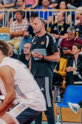 GER, Volleyball, EM-Generalprobe, Testspiel, Deutschland vs. Niederlande, 04.09.26 Trainer Massimo Botti (C, Deutschland) Foto: HMB Media Etienne Schlick Copyright: HMBxMedia EtiennexSchlick