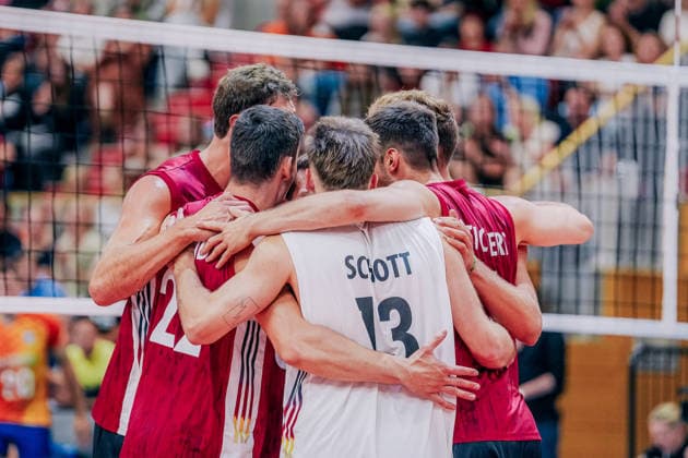 GER, Volleyball, EM-Generalprobe, Testspiel, Deutschland vs. Niederlande, 04.09.26 Mannschaftskreis Tobias Brand (22, Deutschland), Tobias Krick (21, Deutschland), Ruben Schott (13, Deutschland) Foto: HMB Media Etienne Schlick Copyright: HMBxMedia EtiennexSchlick