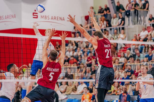 GER, Volleyball, EM-Generalprobe, Testspiel, Deutschland vs. Niederlande, 04.09.26 Block durch Moritz Reichert (5, Deutschland) und Tobias Krick (21, Deutschland) Foto: HMB Media Etienne Schlick Copyright: HMBxMedia EtiennexSchlick