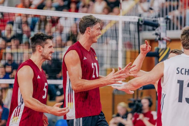 GER, Volleyball, EM-Generalprobe, Testspiel, Deutschland vs. Niederlande, 04.09.26 Mannschaftskreis Moritz Reichert (5, Deutschland) , Tobias Krick (21, Deutschland), Ruben Schott (13, Deutschland) Foto: HMB Media Etienne Schlick Copyright: HMBxMedia EtiennexSchlick