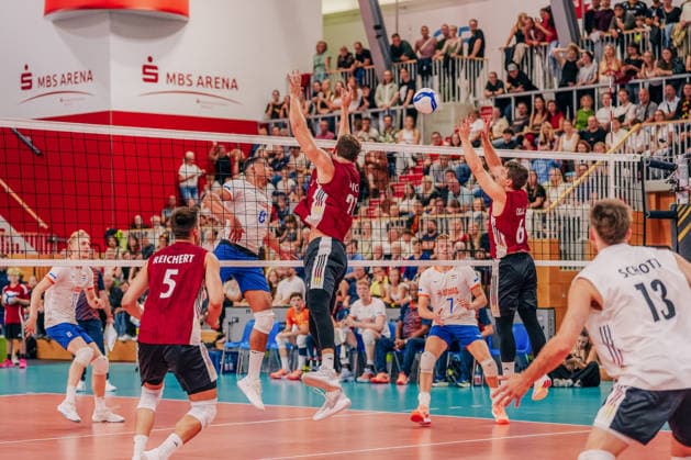 GER, Volleyball, EM-Generalprobe, Testspiel, Deutschland vs. Niederlande, 04.09.26 Block durch Johannes Tille (6, Deutschland) Foto: HMB Media Etienne Schlick Copyright: HMBxMedia EtiennexSchlick