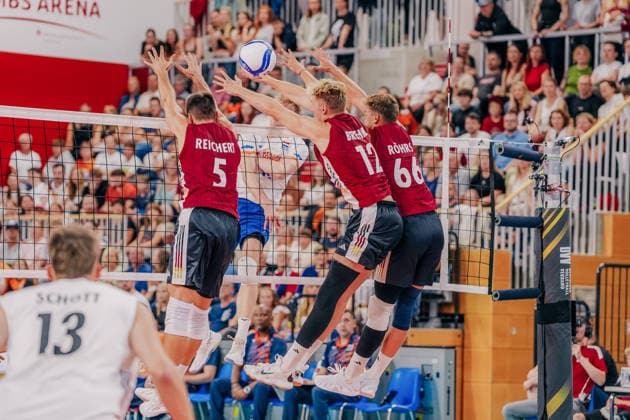 GER, Volleyball, EM-Generalprobe, Testspiel, Deutschland vs. Niederlande, 04.09.26 Block durch Moritz Reichert (5, Deutschland), Anton Brehme (12, Deutschland) und Erik Röhrs (66, Deutschland) Foto: HMB Media Etienne Schlick Copyright: HMBxMedia EtiennexSchlick
