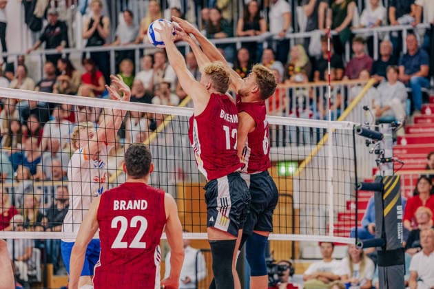 GER, Volleyball, EM-Generalprobe, Testspiel, Deutschland vs. Niederlande, 04.09.26 Block durch Anton Brehme (12, Deutschland) und Erik Röhrs (66, Deutschland) Foto: HMB Media Etienne Schlick Copyright: HMBxMedia EtiennexSchlick