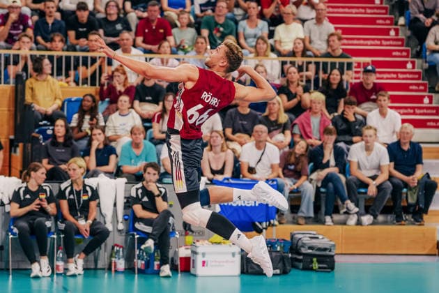 GER, Volleyball, EM-Generalprobe, Testspiel, Deutschland vs. Niederlande, 04.09.26 Aufschlag Erik Röhrs (66, Deutschland) Foto: HMB Media Etienne Schlick Copyright: HMBxMedia EtiennexSchlick
