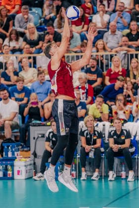 GER, Volleyball, EM-Generalprobe, Testspiel, Deutschland vs. Niederlande, 04.09.26 Aufschlag durch Tobias Krick (21, Deutschland) Foto: HMB Media Etienne Schlick Copyright: HMBxMedia EtiennexSchlick