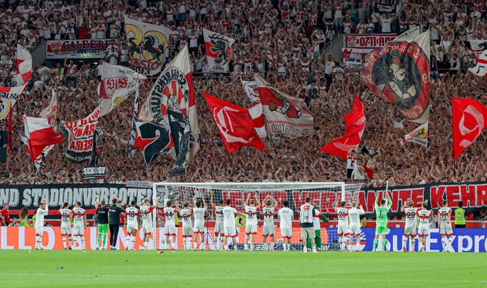 Im Bild: Die Spieler vom VfB Stuttgart feiern mit ihren Fans den Sieg nach dem Spiel. 04.09.2026, VfB Stuttgart - 1. FC Koeln, 1. Bundesliga, 2. Spieltag, Deutschland, Stuttgart, MHP Arena, DFL REGULATIONS PROHIBIT ANY USE OF PHOTOGRAPHS AS IMAGE SEQUENCES AND OR QUASI-VIDEO. *** Pictured: The VfB Stuttgart players celebrate their victory with their fans after the game on September 4, 2026, VfB Stuttgart vs. FC Cologne, Bundesliga 1, Matchday 2, Germany, Stuttgart, MHP Arena, DFL regulations prohibit any use of photographs as image sequences and or quasi-video Copyright: HMBxMedia xJulienxBecker