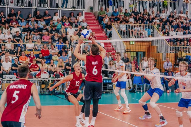 GER, Volleyball, EM-Generalprobe, Testspiel, Deutschland vs. Niederlande, 04.09.26 Zuspiel durch Johannes Tille (6, Deutschland) Foto: HMB Media Etienne Schlick Copyright: HMBxMedia EtiennexSchlick