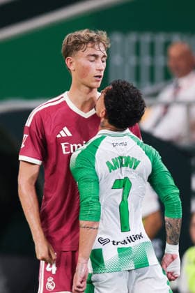 SEVILLE, SPAIN - SEPTEMBER 04: Dean Huijsen of Real Madrid (L) and Antony of Real Betis Balompie (R) clash during the LaLiga EA Sports football match between Real Betis Balompie and Real Madrid at Estadio La Cartuja on September 04, 2026 in Seville, Spain. (Photo by Ricardo Nogueira Sports Press Photo)  Copyright: xRicardoxNogueira SportsxPressxPhotox Sportspressphoto_SPR222962