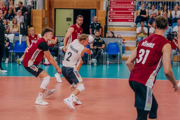 GER, Volleyball, EM-Generalprobe, Testspiel, Deutschland vs. Niederlande, 04.09.26 Annahme durch Leonard Graven (2, Deutschland) Foto: HMB Media Etienne Schlick Copyright: HMBxMedia EtiennexSchlick