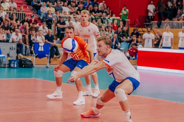 GER, Volleyball, EM-Generalprobe, Testspiel, Deutschland vs. Niederlande, 04.09.26 Annahme durch Bennie Tuinstra (7, Niederlande) Foto: HMB Media Etienne Schlick Copyright: HMBxMedia EtiennexSchlick