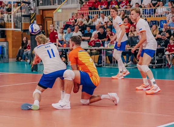 GER, Volleyball, EM-Generalprobe, Testspiel, Deutschland vs. Niederlande, 04.09.26 Annahme durch Yannick Bak (11, Niederlande) Foto: HMB Media Etienne Schlick Copyright: HMBxMedia EtiennexSchlick