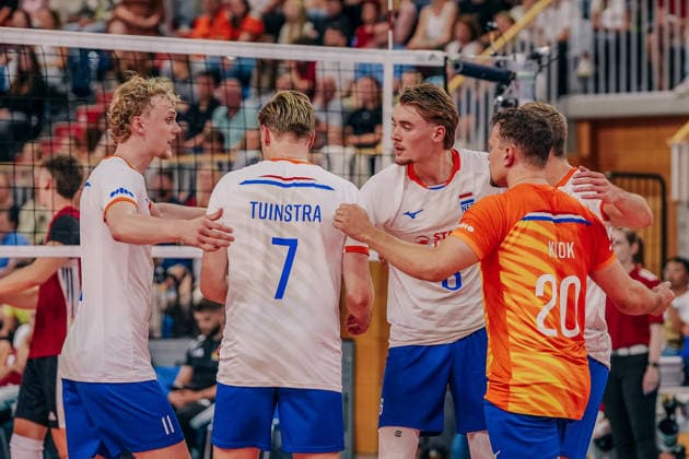 GER, Volleyball, EM-Generalprobe, Testspiel, Deutschland vs. Niederlande, 04.09.26 Mannschaftskreis Bennie Tuinstra (7, Niederlande) und Jeffrey Klok (20, Niederlande) Foto: HMB Media Etienne Schlick Copyright: HMBxMedia EtiennexSchlick