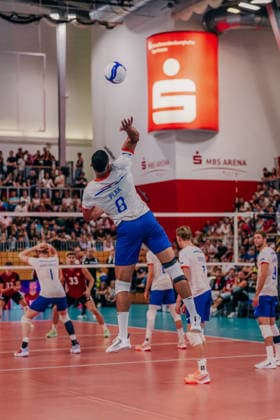 GER, Volleyball, EM-Generalprobe, Testspiel, Deutschland vs. Niederlande, 04.09.26 Aufschlag durch Fabian Plak (8, Niederlande) Foto: HMB Media Etienne Schlick Copyright: HMBxMedia EtiennexSchlick