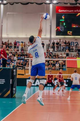 GER, Volleyball, EM-Generalprobe, Testspiel, Deutschland vs. Niederlande, 04.09.26 Aufschlag durch Fabian Plak (8, Niederlande) Foto: HMB Media Etienne Schlick Copyright: HMBxMedia EtiennexSchlick