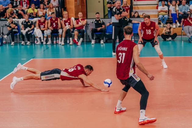 GER, Volleyball, EM-Generalprobe, Testspiel, Deutschland vs. Niederlande, 04.09.26 Abwehr Tim Peter (16, Deutschland) Foto: HMB Media Etienne Schlick Copyright: HMBxMedia EtiennexSchlick