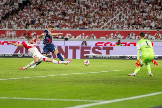 Julian Gaston Chabot (VfB Stuttgart), Marius Bülter (1.FC Köln) und Torwart Fabian Bredlow (VfB Stuttgart). xettx, Deutschland, Stuttgart, 04.09.2026, Fussball, Bundesliga: VfB Stuttgart vs 1. FC Koeln, Saison 2026 2027, 2. Spieltag, MHP Arena DFL DFB REGULATIONS PROHIBIT ANY USE OF PHOTOGRAPHS AS IMAGE SEQUENCES AND OR QUASI-VIDEO. *** Julian Gaston Chabot (VfB Stuttgart), Marius Bülter (1. FC Köln), and goalkeeper Fabian Bredlow (VfB Stuttgart) xettx, Germany, Stuttgart, September 4, 2026, Soccer, Bundesliga: VfB Stuttgart vs. 1. FC Köln, 2026–2027 season, Matchday 2, MHP Arena. DFL and DFB regulations prohibit any use of photographs as image sequences and or quasi-video.