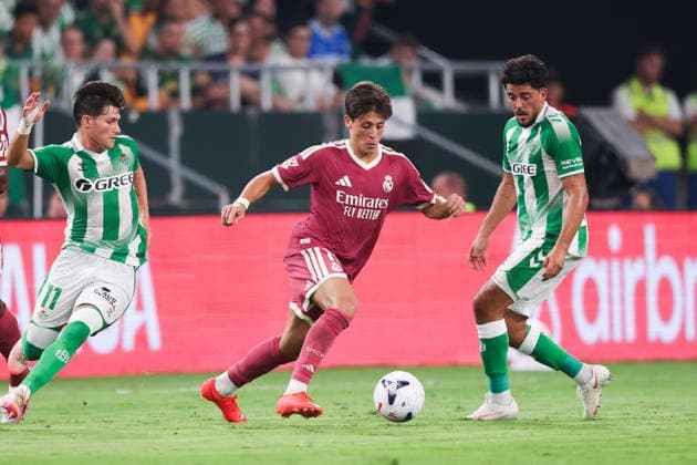 SEVILLE, SPAIN - SEPTEMBER 04: Arda Guler of Real Madrid (C) runs with the ball under pressure from Fran Garcia of Real Betis (L) and Pablo Fornals of Real Betis (R) during the LaLiga EA Sports football match between Real Betis Balompie and Real Madrid at Estadio La Cartuja on September 04, 2026 in Seville, Spain. (Photo by Ricardo Nogueira Sports Press Photo)  Copyright: xRicardoxNogueira SportsxPressxPhotox Sportspressphoto_SPR222970