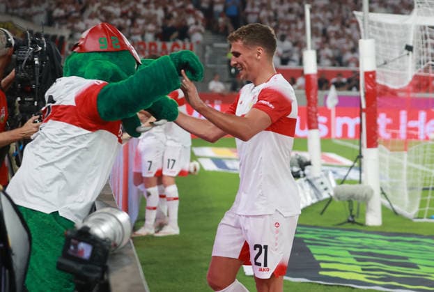 04.09.26 VfB Stuttgart - 1. FC Köln Deutschland, Stuttgart, 04.09.2026, Fussball, Bundesliga, Saison 2026 2027, VfB Stuttgart - 1. FC Köln:Grischa Prömel 3:0 Torschütze jubelz mit VFB Maskottchen Fritzle . *** 04 09 26 VfB Stuttgart 1 FC Cologne Germany, Stuttgart, 04 09 2026, Soccer, Bundesliga, 2026–2027 Season, VfB Stuttgart 1 FC Köln: Grischa Prömel scores the 3-0 goal and celebrates with VFB mascot Fritzle