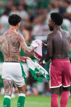 SEVILLE, SPAIN - SEPTEMBER 04: Antony of Real Betis (L) and Vinicius Junior of Real Madrid (R) swaps jersey during the LaLiga EA Sports football match between Real Betis Balompie and Real Madrid at Estadio La Cartuja on September 04, 2026 in Seville, Spain. (Photo by Ricardo Nogueira Sports Press Photo)  Copyright: xRicardoxNogueira SportsxPressxPhotox Sportspressphoto_SPR222993