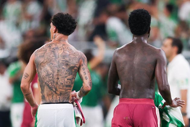 SEVILLE, SPAIN - SEPTEMBER 04: Antony of Real Betis (L) and Vinicius Junior of Real Madrid (R) swaps jersey during the LaLiga EA Sports football match between Real Betis Balompie and Real Madrid at Estadio La Cartuja on September 04, 2026 in Seville, Spain. (Photo by Ricardo Nogueira Sports Press Photo)  Copyright: xRicardoxNogueira SportsxPressxPhotox Sportspressphoto_SPR222995