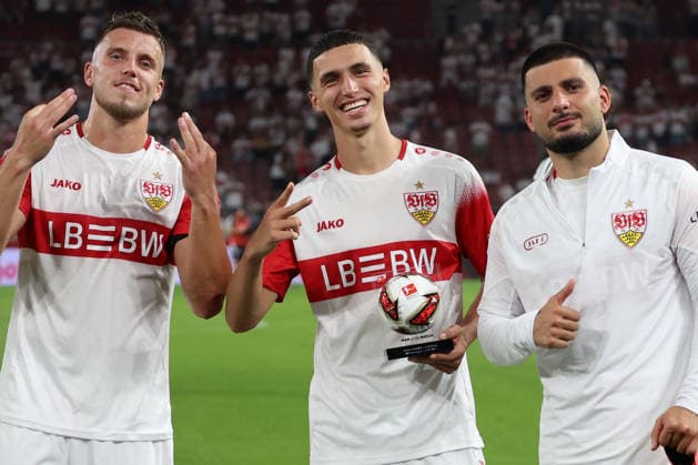 04.09.2026, xrekx, Fussball 1.Bundesliga, VfB Stuttgart - 1.FC Köln v.l. Ermedin Demirovic (VfB Stuttgart) Bilal El Khannouss (VfB Stuttgart) Man of the Match, Deniz Undav (VfB Stuttgart) Mannschaft, Spieler, jubeln nach Spielende, Team, Player, celebrate at the end of the match (DFL DFB REGULATIONS PROHIBIT ANY USE OF PHOTOGRAPHS as IMAGE SEQUENCES and or QUASI-VIDEO) Stuttgart *** September 4, 2026, xrekx, Soccer, Bundesliga 1, VfB Stuttgart 1 FC Köln, Ermedin Demirovic (VfB Stuttgart), Bilal El Khannouss (VfB Stuttgart), Man of the Match, Deniz Undav, VfB Stuttgart team, players celebrating after the match, team, player, celebrating at the end of the match. DFL and DFB regulations prohibit any use of photographs as image sequences and or quasi-video. Stuttgart