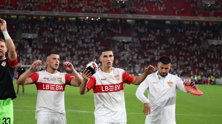 04.09.2026, xrekx, Fussball 1.Bundesliga, VfB Stuttgart - 1.FC Köln v.l. Ermedin Demirovic (VfB Stuttgart) Bilal El Khannouss (VfB Stuttgart) Man of the Match, Deniz Undav (VfB Stuttgart) Mannschaft, Spieler, jubeln nach Spielende, Team, Player, celebrate at the end of the match (DFL DFB REGULATIONS PROHIBIT ANY USE OF PHOTOGRAPHS as IMAGE SEQUENCES and or QUASI-VIDEO) Stuttgart *** September 4, 2026, xrekx, Soccer, Bundesliga 1, VfB Stuttgart 1 FC Köln, Ermedin Demirovic (VfB Stuttgart), Bilal El Khannouss (VfB Stuttgart), Man of the Match, Deniz Undav, VfB Stuttgart team, players celebrating after the match, team, player, celebrating at the end of the match. DFL and DFB regulations prohibit any use of photographs as image sequences and or quasi-video. Stuttgart