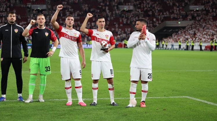 04.09.2026, xrekx, Fussball 1.Bundesliga, VfB Stuttgart - 1.FC Köln v.l. Ermedin Demirovic (VfB Stuttgart) Bilal El Khannouss (VfB Stuttgart) Mannschaft, Spieler, jubeln nach Spielende, Team, Player, celebrate at the end of the match Deniz Undav (VfB Stuttgart) Knöchelverband, Bandage, Eis (DFL DFB REGULATIONS PROHIBIT ANY USE OF PHOTOGRAPHS as IMAGE SEQUENCES and or QUASI-VIDEO) Stuttgart *** September 4, 2026, xrekx, Soccer, Bundesliga 1, VfB Stuttgart 1 FC Köln v l Ermedin Demirovic VfB Stuttgart Bilal El Khannouss VfB Stuttgart team, players, celebrating after the game, team, Player, celebrating at the end of the match Deniz Undav VfB Stuttgart, ankle wrap, bandage, ice DFL DFB REGULATIONS PROHIBIT ANY USE OF PHOTOGRAPHS as IMAGE SEQUENCES and or QUASI-VIDEO Stuttgart