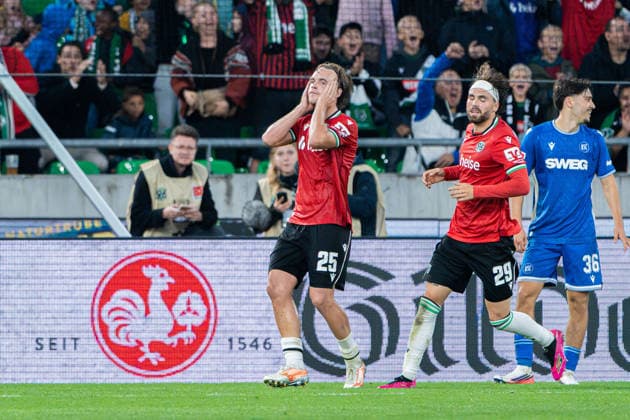 Hannover, Deutschland 04. September 2026: 2. BL - 2026 2027 - Sp. 4 - Hannover 96 gegen Karlsruher SC Im Bild: Lars Gindorf (H96) ist unzufrieden auf dem Spielfeld. DFL DFB regulations prohibit any use of photographs as image sequences and or quasi-video Heinz von Heiden Arena Niedersachsen *** Hanover, Germany September 4, 2026 2nd Bundesliga 2026–2027 Matchday 4 Hannover 96 vs. Karlsruher SC Pictured: Lars Gindorf (H96) looks dissatisfied on the field. DFL and DFB regulations prohibit any use of photographs as image sequences and or quasi-video. Heinz von Heiden Arena, LowerLower Saxony Copyright: xFotostandx xKruczynskix