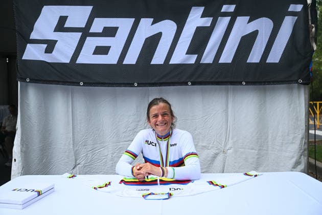 2026 UCI Para-cycling Road World Championships Picture by Mathew Wells SWpix.com - 04 09 2026 - Cycling - 2026 UCI Para-cycling Road World Championships - Huntsville, Alabama, United States of America - Women H2 Individual Time Trial (ITT) - Katerina Brim (USA) signing the Santini Rainbow Jersey Huntsville Cummings Research Park United States of America Copyright: x xSWpix.comx(t axPhotographyxHubxLtd)xMathewxWells SWpix.comx SWP-3030-22328