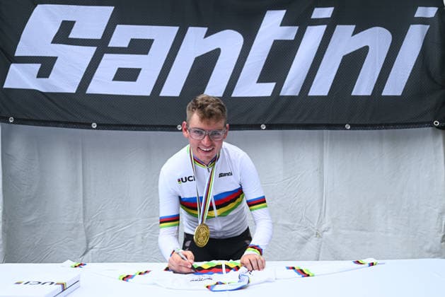 2026 UCI Para-cycling Road World Championships Picture by Mathew Wells SWpix.com - 04 09 2026 - Cycling - 2026 UCI Para-cycling Road World Championships - Huntsville, Alabama, United States of America - Men T2 Individual Time Trial (ITT) - Maximilian Jäger (Germany) signing the Santini Rainbow Jersey Huntsville Cummings Research Park United States of America Copyright: x xSWpix.comx(t axPhotographyxHubxLtd)xMathewxWells SWpix.comx SWP-3030-22333