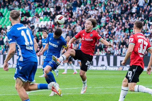 Hannover, Deutschland 04. September 2026: 2. BL - 2026 2027 - Sp. 4 - Hannover 96 gegen Karlsruher SC Im Bild: v. li. im Zweikampf Marvin Wanitzek (KSC) und Lars Gindorf (H96) DFL DFB regulations prohibit any use of photographs as image sequences and or quasi-video Heinz von Heiden Arena Niedersachsen *** Hanover, Germany September 4, 2026 2. Bundesliga 2026–2027 Matchday 4: Hannover 96 vs. Karlsruher SC Pictured from left in a tackle: Marvin Wanitzek (KSC) and Lars Gindorf (H96) DFL and DFB regulations prohibit any use of photographs as image sequences and or quasi-video Heinz von Heiden Arena, Lower Saxony Copyright: xFotostandx xKruczynskix