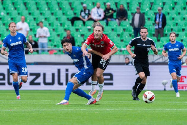 Hannover, Deutschland 04. September 2026: 2. BL - 2026 2027 - Sp. 4 - Hannover 96 gegen Karlsruher SC Im Bild: v. li. im Zweikampf Deniz Ofli (KSC) und Lars Gindorf (H96) DFL DFB regulations prohibit any use of photographs as image sequences and or quasi-video Heinz von Heiden Arena Niedersachsen *** Hanover, Germany September 4, 2026 2. Bundesliga 2026–2027 Matchday 4 Hannover 96 vs. Karlsruher SC Pictured from left in a tackle: Deniz Ofli (KSC) and Lars Gindorf (H96) DFL and DFB regulations prohibit any use of photographs as image sequences and or quasi-video Heinz von Heiden Arena, Lower Saxony Copyright: xFotostandx xKruczynskix