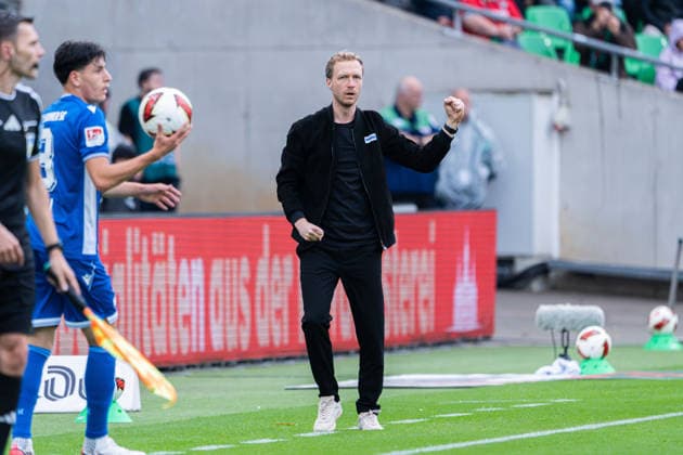 Hannover, Deutschland 04. September 2026: 2. BL - 2026 2027 - Sp. 4 - Hannover 96 gegen Karlsruher SC Im Bild: Trainer Maximilian Senft (KSC) gestikuliert auf dem Spielfeld. DFL DFB regulations prohibit any use of photographs as image sequences and or quasi-video Heinz von Heiden Arena Niedersachsen *** Hanover, Germany September 4, 2026 2nd Bundesliga 2026–2027 Matchday 4 Hannover 96 vs. Karlsruher SC Pictured: KSC coach Maximilian Senft gesturing on the field. DFL and DFB regulations prohibit any use of photographs as image sequences and or quasi-video. Heinz von Heiden Arena, LowerLower Saxony Copyright: xFotostandx xKruczynskix