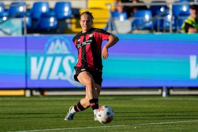 Paulina Platner (B04, 6), am Ball, Freisteller, Ganzkörper, Einzelbild, Einzelfoto, Aktion, Action, 04.09.2026, Sinsheim (Hoffenheim) (Deutschland), Fussball, Google Pixel Frauen-Bundesliga, TSG 1899 Hoffenheim - Bayer 04 Leverkusen, DFB DFL REGULATIONS PROHIBIT ANY USE OF PHOTOGRAPHS AS IMAGE SEQUENCES AND OR QUASI-VIDEO. *** Paulina Platner B04, 6, on the ball, cutout, full body, single image, single photo, action, 04 09 2026, Sinsheim, Hoffenheim, Germany, soccer, Google Pixel Women’s Bundesliga, TSG 1899 Hoffenheim vs. Bayer 04 Leverkusen, DFB and DFL regulations prohibit any use of photographs as image sequences and or quasi-video xozx