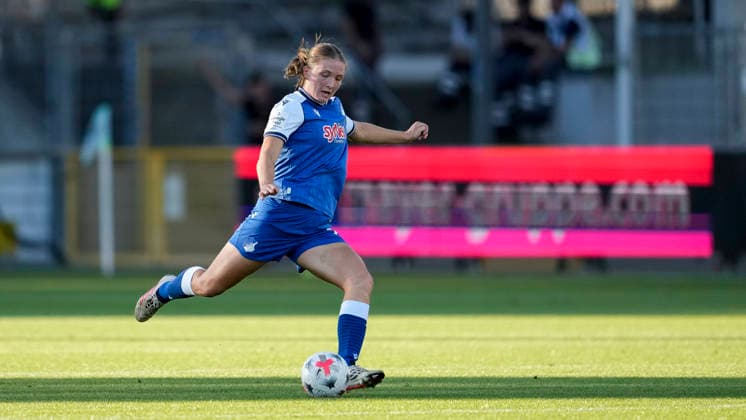 Jonna van de Velde (TSG, 25), am Ball, Freisteller, Ganzkörper, Einzelbild, Einzelfoto, Aktion, Action, 04.09.2026, Sinsheim (Hoffenheim) (Deutschland), Fussball, Google Pixel Frauen-Bundesliga, TSG 1899 Hoffenheim - Bayer 04 Leverkusen, DFB DFL REGULATIONS PROHIBIT ANY USE OF PHOTOGRAPHS AS IMAGE SEQUENCES AND OR QUASI-VIDEO. *** Jonna van de Velde TSG, 25, on the ball, cutout, full body, single frame, single photo, action, 04 09 2026, Sinsheim, Hoffenheim, Germany, soccer, Google Pixel Women’s Bundesliga, TSG 1899 Hoffenheim vs. Bayer 04 Leverkusen, DFB and DFL regulations prohibit any use of photographs as image sequences and or quasi-video xozx