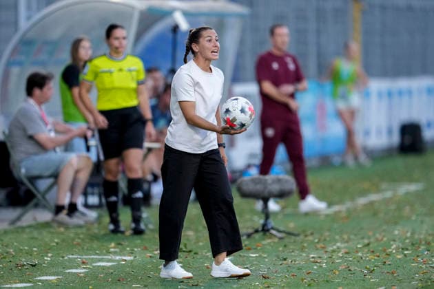 Eva-Maria Virsinger (Cheftrainerin, Trainerin, TSG), mit Ball, Freisteller, Ganzkörper, Einzelbild, Einzelfoto, Aktion, Action, am Spielfeldrand, an der Seitenauslinie, 04.09.2026, Sinsheim (Hoffenheim) (Deutschland), Fussball, Google Pixel Frauen-Bundesliga, TSG 1899 Hoffenheim - Bayer 04 Leverkusen, DFB DFL REGULATIONS PROHIBIT ANY USE OF PHOTOGRAPHS AS IMAGE SEQUENCES AND OR QUASI-VIDEO. *** Eva Maria Virsinger, Head Coach, Coach, TSG, with ball, cutout, full body, single image, single photo, action, on the sidelines, at the sideline, 04 09 2026, Sinsheim, Hoffenheim, Germany, soccer, Google Pixel Women s Bundesliga, TSG 1899 Hoffenheim vs. Bayer 04 Leverkusen, DFB and DFL regulations prohibit any use of photographs as image sequences and or quasi-video xozx