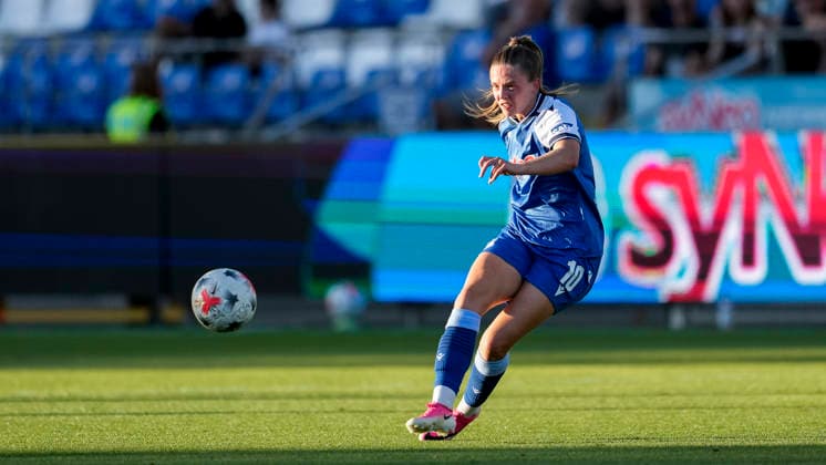 Valesca Ampoorter (TSG, 10), am Ball, Freisteller, Ganzkörper, Einzelbild, Einzelfoto, Aktion, Action, 04.09.2026, Sinsheim (Hoffenheim) (Deutschland), Fussball, Google Pixel Frauen-Bundesliga, TSG 1899 Hoffenheim - Bayer 04 Leverkusen, DFB DFL REGULATIONS PROHIBIT ANY USE OF PHOTOGRAPHS AS IMAGE SEQUENCES AND OR QUASI-VIDEO. *** Valesca Ampoorter TSG, 10, on the ball, cutout, full body, single frame, single photo, action, 04 09 2026, Sinsheim, Hoffenheim, Germany, soccer, Google Pixel Women’s Bundesliga, TSG 1899 Hoffenheim vs. Bayer 04 Leverkusen, DFB and DFL regulations prohibit any use of photographs as image sequences and or quasi-video xozx