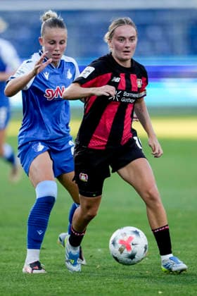 v.li.: Laura Gloning (TSG, 20), Sofie Lena Zdebel (B04, 16), Zweikampf, Spielszene, Duell, duel, tackle, tackling, Dynamik, Action, Aktion, 04.09.2026, Sinsheim (Hoffenheim) (Deutschland), Fussball, Google Pixel Frauen-Bundesliga, TSG 1899 Hoffenheim - Bayer 04 Leverkusen, DFB DFL REGULATIONS PROHIBIT ANY USE OF PHOTOGRAPHS AS IMAGE SEQUENCES AND OR QUASI-VIDEO. *** From left: Laura Gloning (TSG), 20, Sofie Lena Zdebel (B04), 16; one-on-one, game scene, duel, tackle, tackling, dynamics, action, 04 09 2026, Sinsheim, Hoffenheim, Germany, soccer, Google Pixel Women’s Bundesliga, TSG 1899 Hoffenheim vs. Bayer 04 Leverkusen, DFB and DFL regulations prohibit any use of photographs as image sequences and or quasi-video xozx