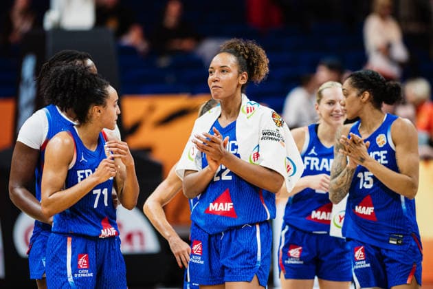 FIBA Women™s Basketball World Cup 2026: Ungarn vs. Frankreich, 04.09.2026 Frankreich gewinnt gegen Ungarn, hier klatschen sie in die HÅ nde, Marieme Badiane (Frankreich, 22); Basketball, FIBA Womens Basketball World Cup 2026, Gruppenphase, Gruppe B, 1. Spieltag: Ungarn vs. Frankreich am 04.09.2026 in der Uber Arena, Berlin Copyright: xBEAUTIFULxSPORTS Tonhäuserx